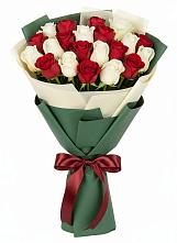 Букет Микс из красных и белых роз в Судаке