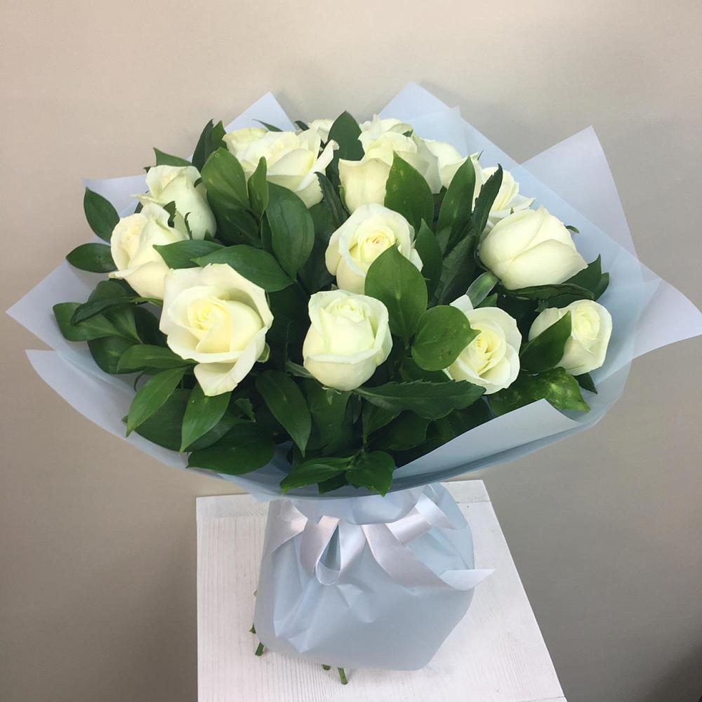 Букет 15 Белых роз Проуд в Судаке