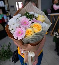 Букет цветов из:  Герберы, Розы и Хризантемы в Судаке