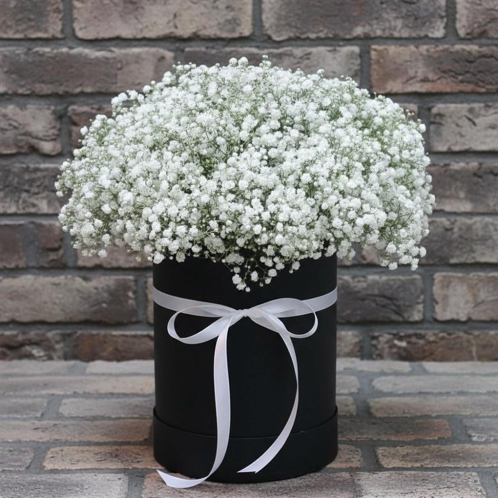 Цветочная композиция из Гипсофила в шляпной коробке в Судаке