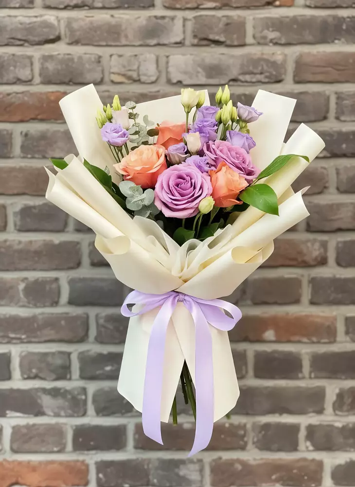 Букет цветов из: Лизиантусы и Розы в Судаке