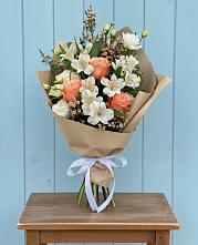 Букет цветов из:  Альстромерии, Лизиантусы, Розы и Хризантемы в Судаке