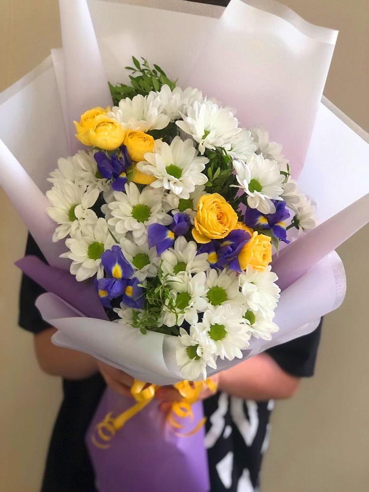 Букет цветов из: Ирисы, Хризантемы и Розы в Судаке