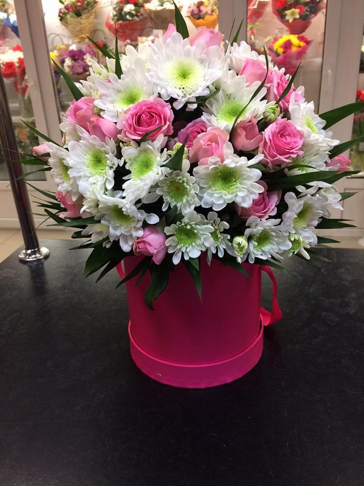 Цветочная композиция из Розы и Хризантемы в шляпной коробке в Судаке