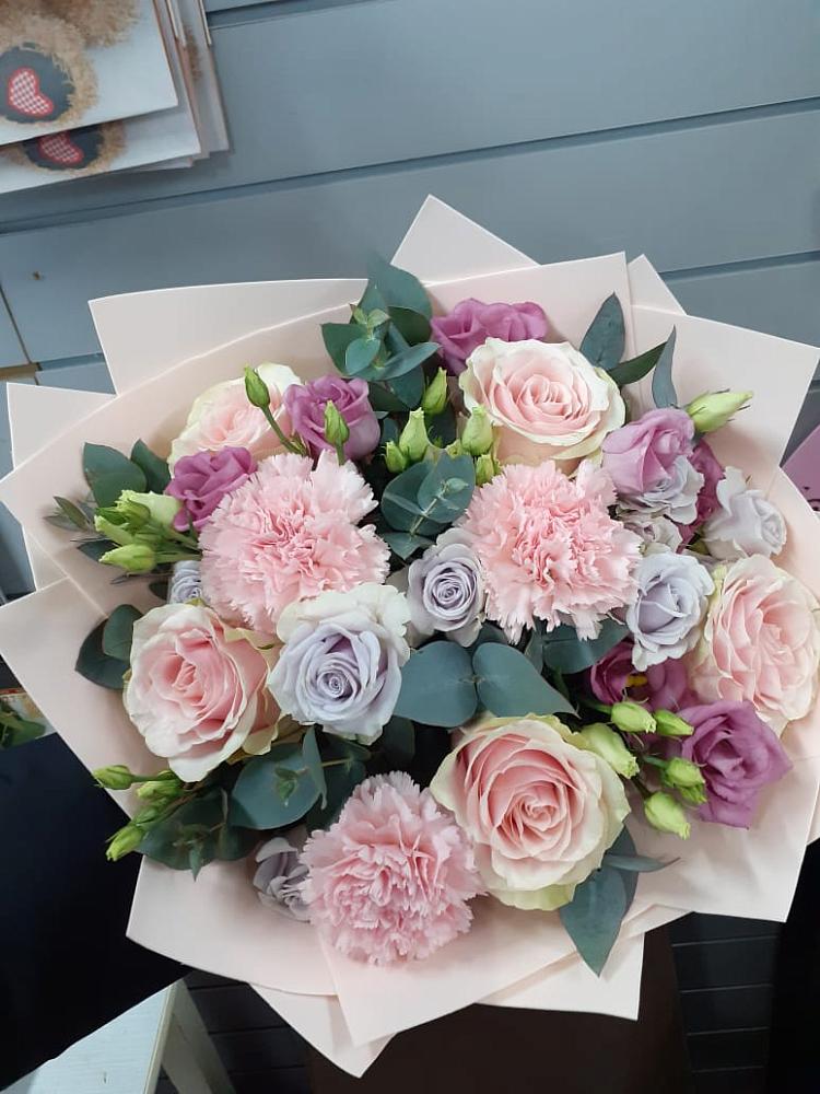 Букет цветов из: Розы, Гвоздики и Лизиантусы в Судаке